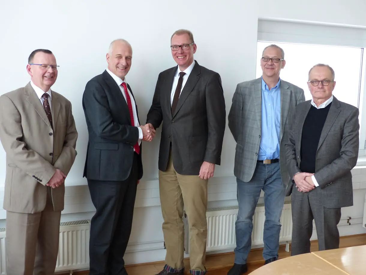 Freude über den Bewilligungsbescheid aus Berlin: v.l. Wirtschaftsförderer  Rainer Dietrich, Bürgermeister Harald Semler, „Wetzlar-Network“- Vorsitzender  Thorsten Kortemeier, Technologieberater André Noack und Netztwerkmanager Ralf Niggemann. Foto: Stadt Wetzlar